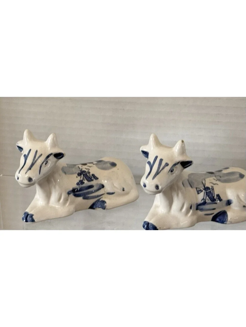 Salt & Pepper Shakers Delft Resting Cows Blue & White Dinner Table